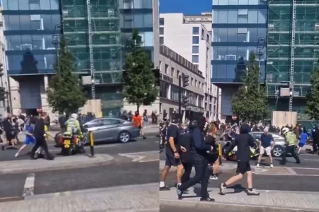 Насилни протести се проширија низ Велика Британија: Бројни демонстранти нападнаа осамен полицаец на мотор