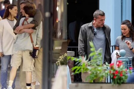 Бен Афлек е виден како насмеан шета со поранешната сопруга Џенифер Гарнер среде превирањата во бракот со Џенифер Лопез