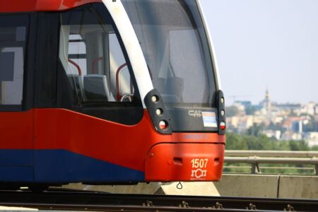 Возач на трамвај починал во Белград: Му се слошило додека возел, успеал да излезе од возилото и да колабира