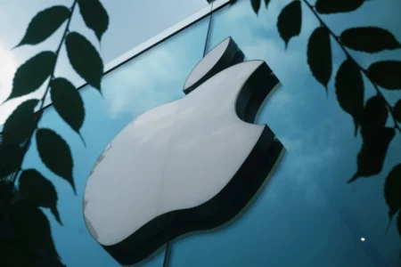 Паѓаат акциите на Apple поради новиот „ајфон“