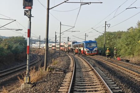 Судир на два патнички воза во Прага, има повредени
