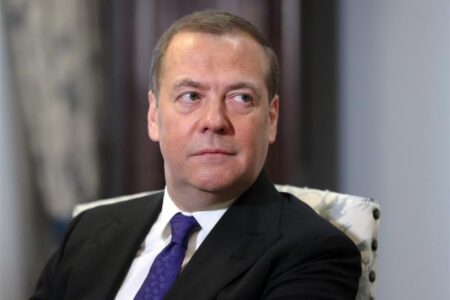Двете лица на Дмитриј Медведев! Слатки јахти на поранешниот претседател во омразениот Запад: Би го срамнил Лондон со земја, но го сака англискиот луксуз!