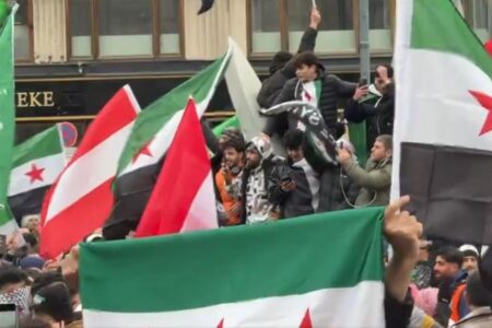 ,,Аллаху Егбер” ечеше во Виена! Илјадници луѓе пристигнуваат да го прослават падот на Башар ал Асад! Австриски десничар им порача: „Сега можете да се вратите во Сирија“ (ВИДЕО)