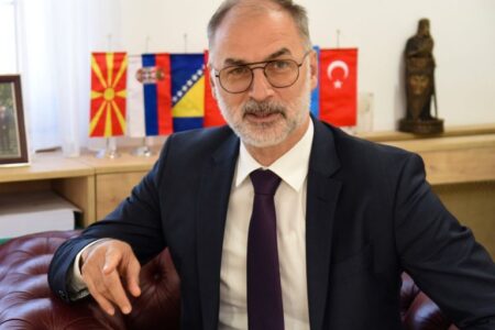 Стоилковиќ: Молчеа за живи изгорени луѓе во болница и автобус во Македонија, а сега ќе ја оправаат Србија поради несреќата во Нови Сад
