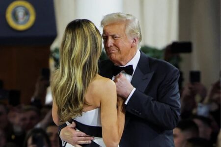 Доналд и Меланија Трамп беа пречекани со овации на првиот инаугуративен бал, парот задоволно се смешкаше