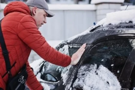 Брзо одмрзнете го вашиот автомобил! Секој возач мора да ги знае овие генијални трикови
