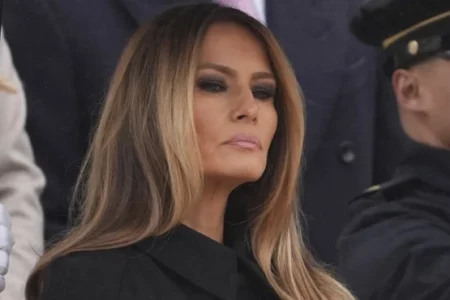 Волшебната Меланија Трамп го воодушеви светот! Доминираше во црно палто, со убиствени потпетици на нозете 