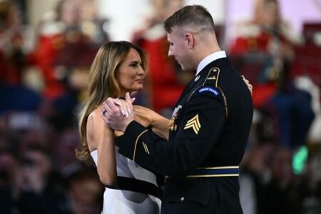 Ова е човекот кој ја насмеа Меланија Трамп пред очите на целиот свет, а тој не е Доналд (ФОТО/ВИДЕО)