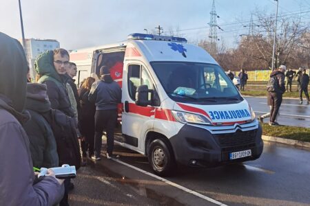 На протестите во Србија повторно прегазена студентка: Возачот го запреа демонстрантите