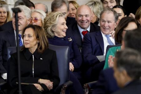 Реакциите на Хилари Клинтон и Камала Харис станаа вирални по ветувањето на Трамп за Мексиканскиот залив