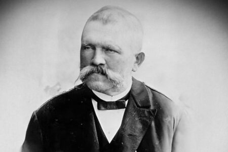 Тој се ожени со братучетка, а син им стана најголемиот злосторник во историјата