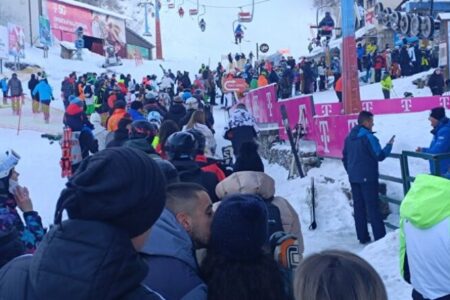 Скијачите во Маврово се жалат: Долги редици за купување билети, електронскиот систем не работи