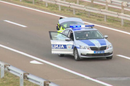 Уапсен Македонец во Србија, возел со 184 на час, се забил во полициско возило и повредил полицаец