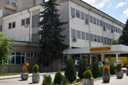 Починаа близнаците родени пред само три недели во прилепско
