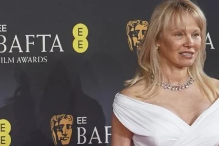 Памела на 57 години се уште привлекува внимание! Во тесен бел фустан ги надмина сите