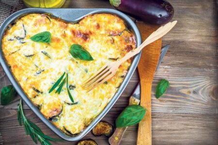 Грчка мусака на која нема да можете да ѝ одолеете: Едноставен рецепт за вкусно јадење