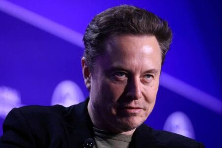 Маск бара да се затворат Радио Слободна Европа и Гласот на Америка