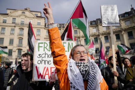 Голем протест во Минхен против НАТО! Демонстрантите беа против испорака на оружје за Украина и Израел (ФОТО)