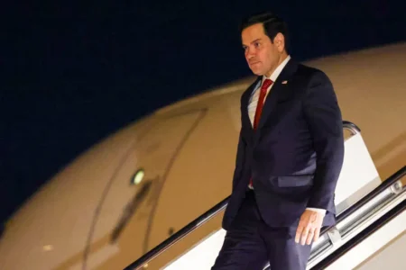 Драма во авионот што го превезуваше клучниот човек на Трамп во Минхен: Мораше принудно да слета