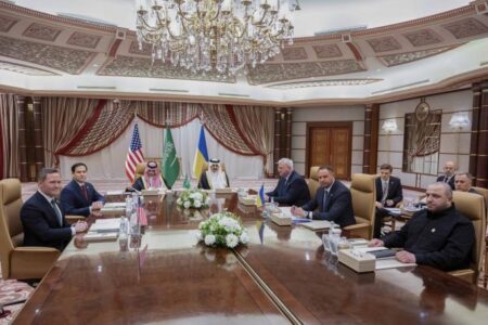 Овој дел од изјавата открива клучен детаљ од преговорите: Зеленски моментално не е главната „мета“ на американскиот пуч, топката е преместена на друг терен