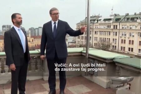 Вучиќ му ги покажа демонстрантите на синот на Трамп:„Тие сакаат да го запрат напредокот“