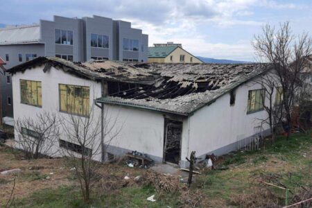 Тивко и траорно е во Кочани, мирисот на изгорено сѐ уште се чувствува во воздухот