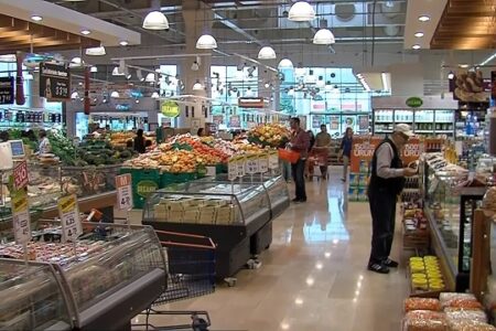 Одземени 250 килограми грицки и оризови барови со поминат рок, казнет нелегалниот продавач
