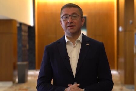 Мицкоски: Не гласам уставни измени под притисок, со лигавење како полжави како што прави опозицијата не се стига далеку