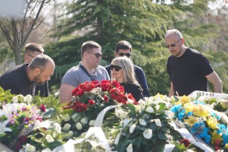 Овие познати личности денеска го посетија гробот на Саша Поповиќ
