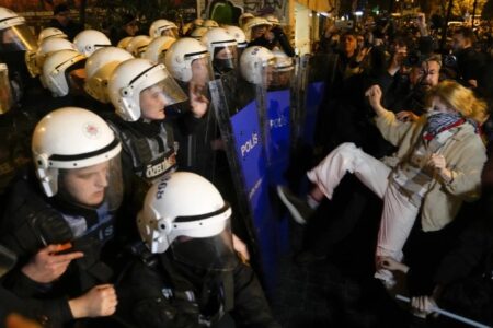 Турција гори, илјадници граѓани излегоа на улиците на Истанбул, Анкара и Измир