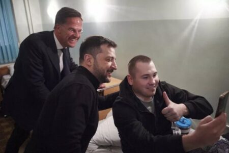 Шефот на НАТО ја потврди поддршката за Украина за време на ненадејната посета на Одеса