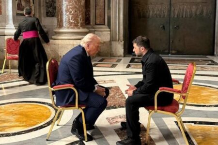 Се појавија фотографии од средбата Трамп-Зеленски што се одржа во Ватикан, видени и двајца европски лидери