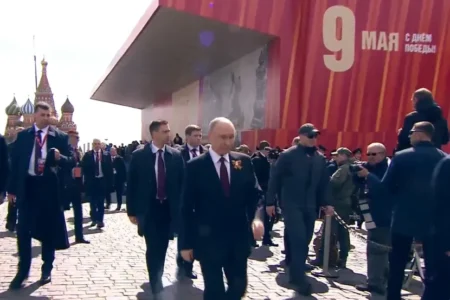 Телохранителот на Путин виден како носи мистериозен црн предмет на парадата: Откриено за што всушност се работи