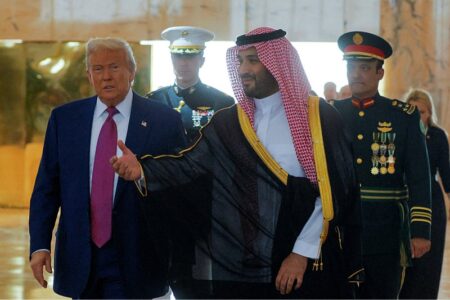 Саудијците церемонијално го пречекаа Трамп со арапско кафе, а авионот доби интересна придружба пред слетувањето (фото/видео)
