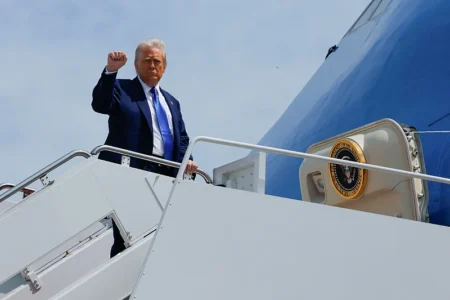 Подарокoт од Катар предизвика политичка бура во САД, Трамп вели: „Само будала би го одбил“
