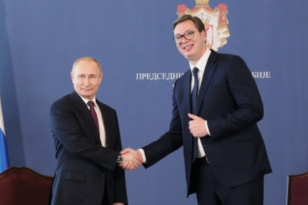 Кос: Србија ризикува интеграција во ЕУ ако Вучиќ се сретне со Путин